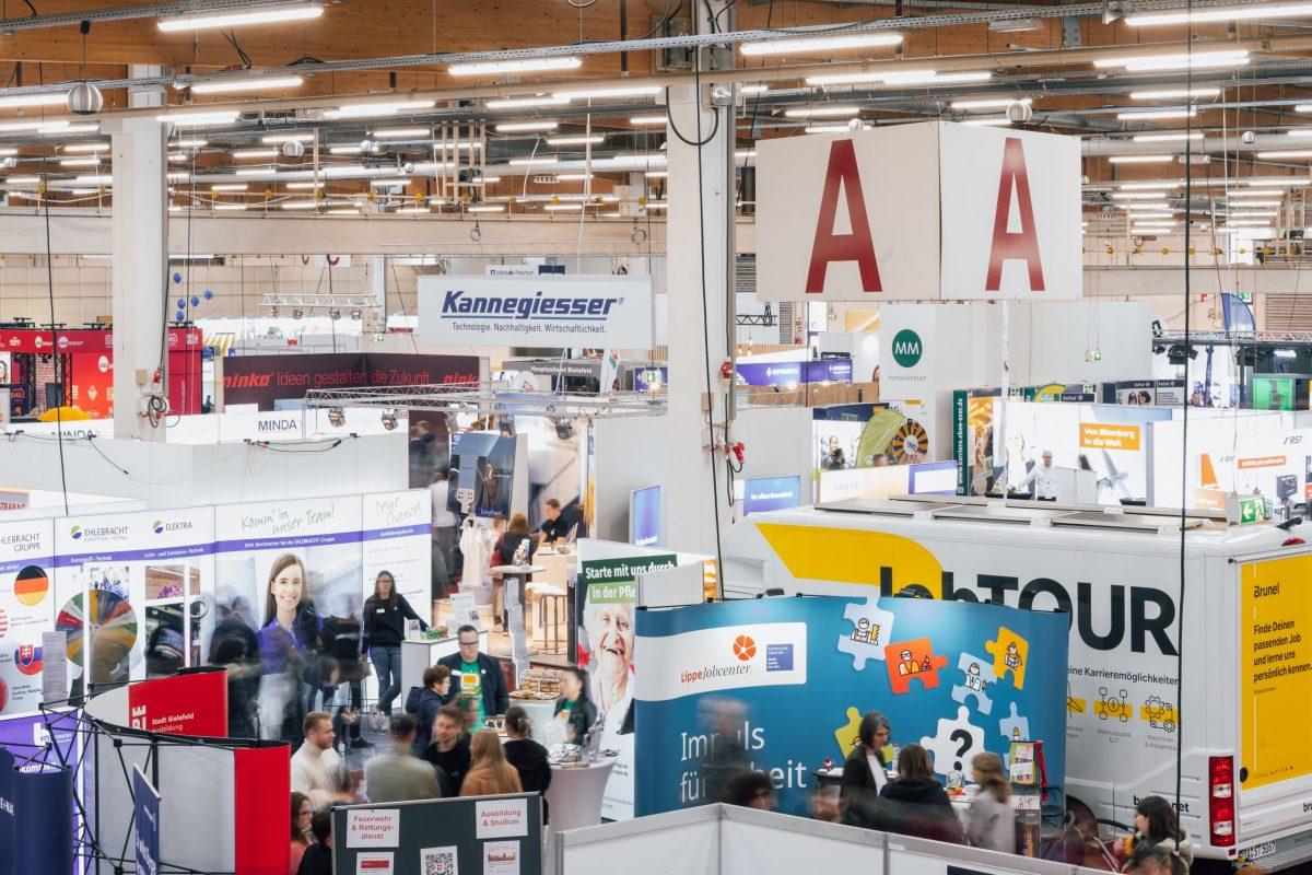 Auf der Suche nach einem neuen Job? Einer Ausbildung? Einem Praktikum oder einem Studium? Kein Problem, auf der my job OWL findest du was zu dir passt! Die größte Jobmesse der Region findet seit nun mehr als 16 Jahren im Messezentrum Bad Salzuflen statt und ist vielmehr als nur eine Jobmesse. Die Messe mit Eventcharakter zeichnet sich durch eine außergewöhnliche Ausstellervielfalt von rund 190 Unternehmen, Institutionen und Fachhochschulen aus, einem spannenden Bühnenprogramm, bestehend aus Workshops, Diskussionsrunden, Vorträgen und Zeiten zum Vernetzen sowie spannenden Mitmach-Aktionen für Besucherinnen und Besucher. Auf über 10.000 Quadratmetern finden junge Menschen nicht nur den Einstieg in die Berufswelt und Erfahrende endlich ihren Traumjob, sondern können sich zudem Unterstützung durch professionelle Bewerbungsfotos, einem Bewerbungsmappencheck und einem Berufs- und Orientierungscoaching holen. An insgesamt drei Messetagen findet zusammen, was zusammengehört. Egal, ob namhafte Unternehmen wie Straßen NRW, POS Tuning und die Bundespolizei oder Hidden Champions: Hier treffen sich Aussteller aus allen Branchen und Gebieten. Finde deine berufliche Zukunft bei Unternehmen aus Lippe, Detmold, Herford, Bielefeld, Minden und weiteren Standorten der Region Ostwestfalen-Lippe.